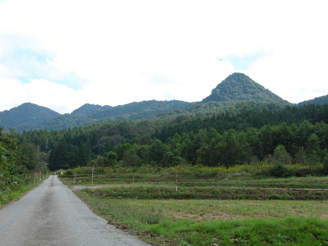 尖山のある風景(立山町栃津)